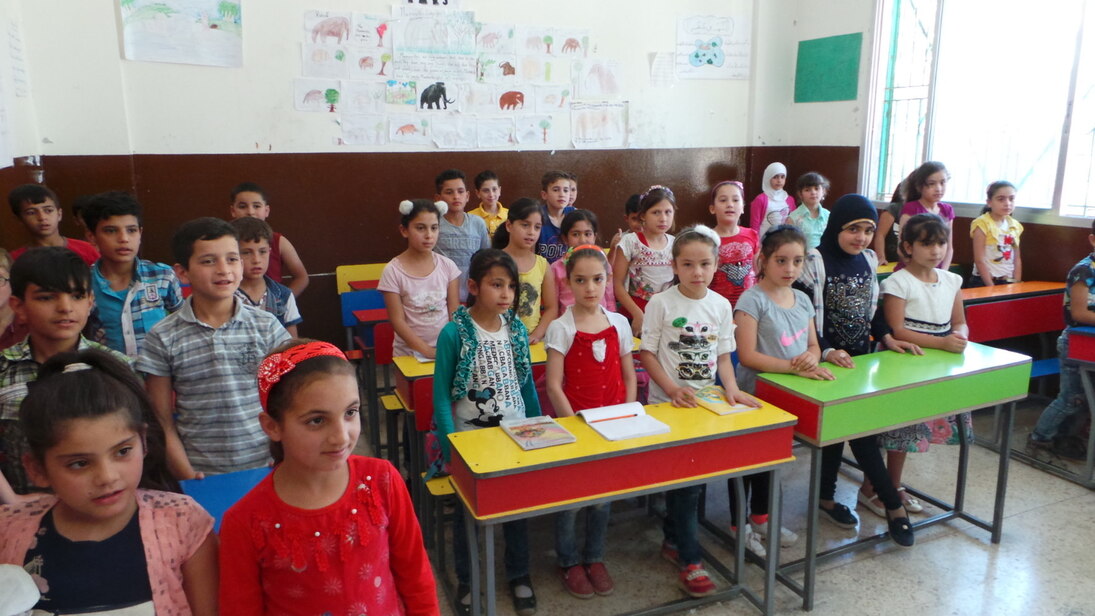 Kinder in einem Klassenraum