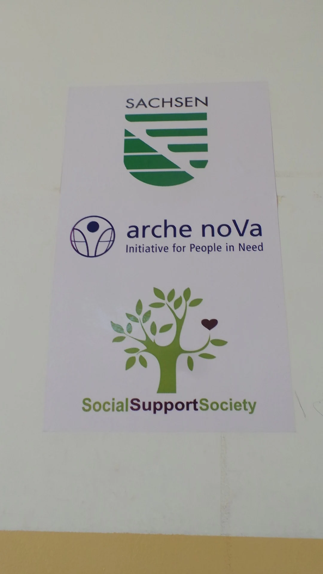 Ein mit Logos bedrucktes Banner