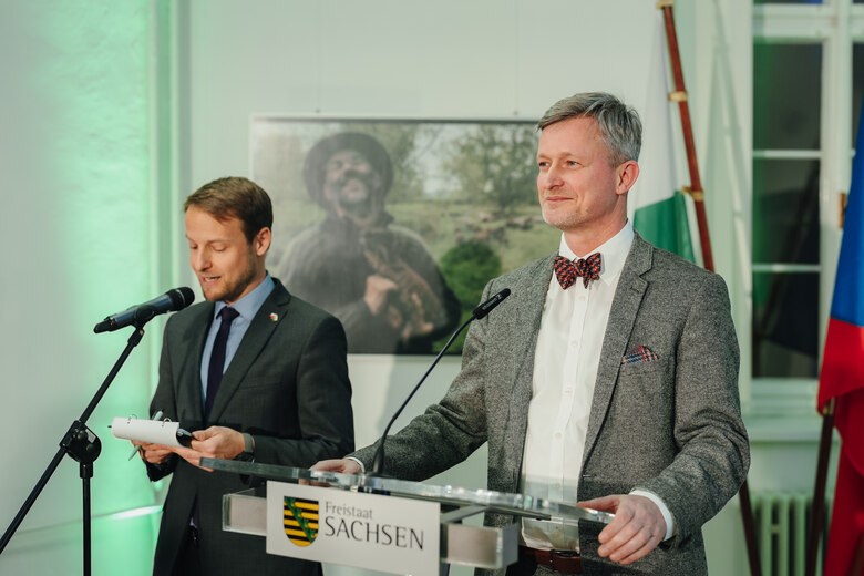 Dr. Handschuh hinter einem Pult stehend