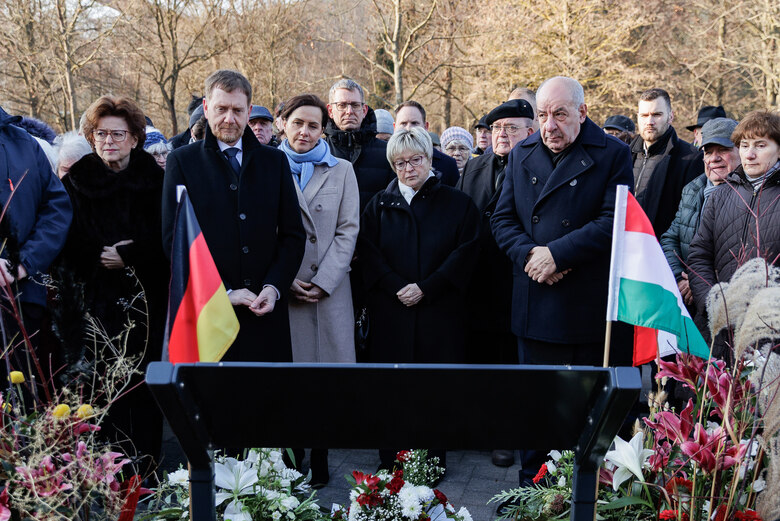 MP und der Ungarische Staatspräsident mit weiteren Personen vor der Gedenktafel