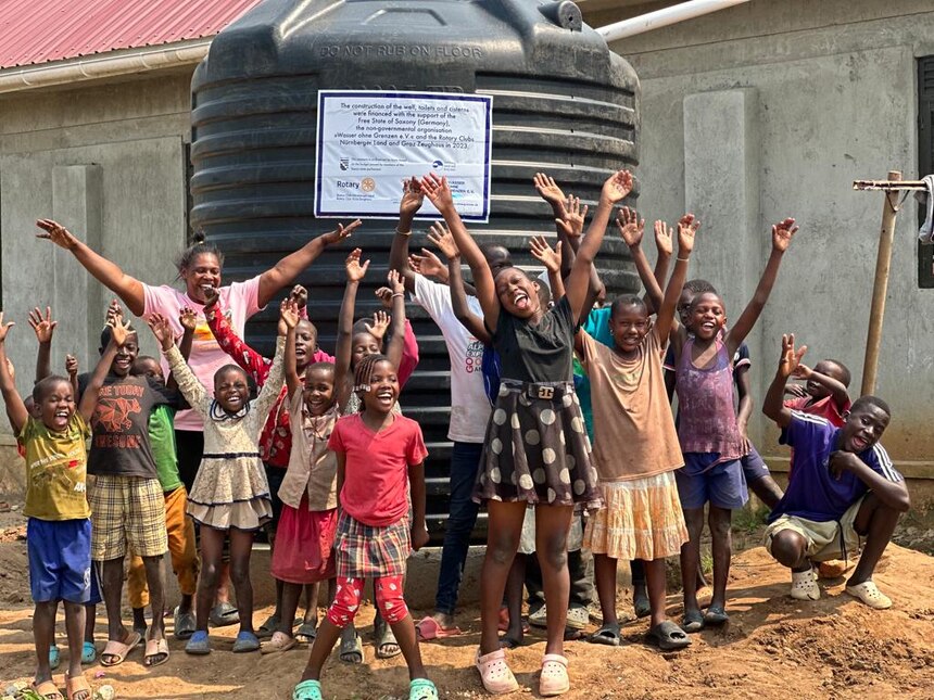 Kinder stehen vor einen Wassertank