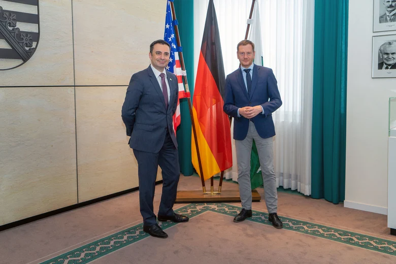 Das Bild zeigt Ministerpräsident Michael Kretschmer mit dem Generalkonsul der Vereinigten Staaten von Amerika, Timothy Eydelnant.