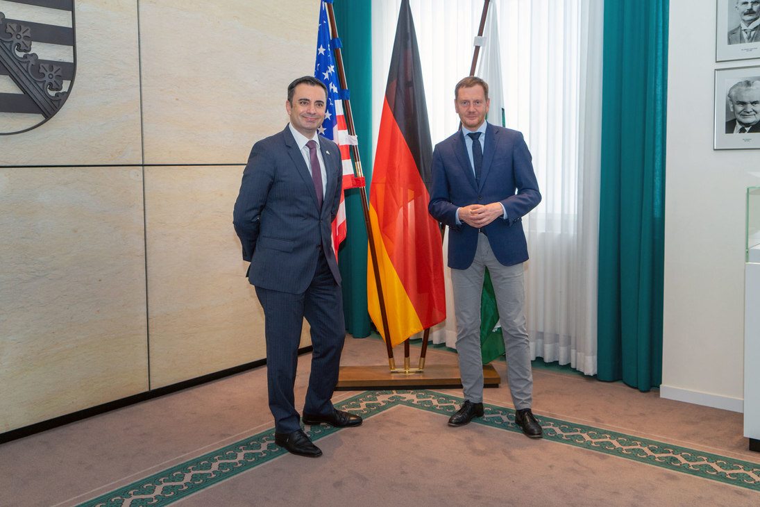 Das Bild zeigt Ministerpräsident Michael Kretschmer mit dem Generalkonsul der Vereinigten Staaten von Amerika, Timothy Eydelnant.