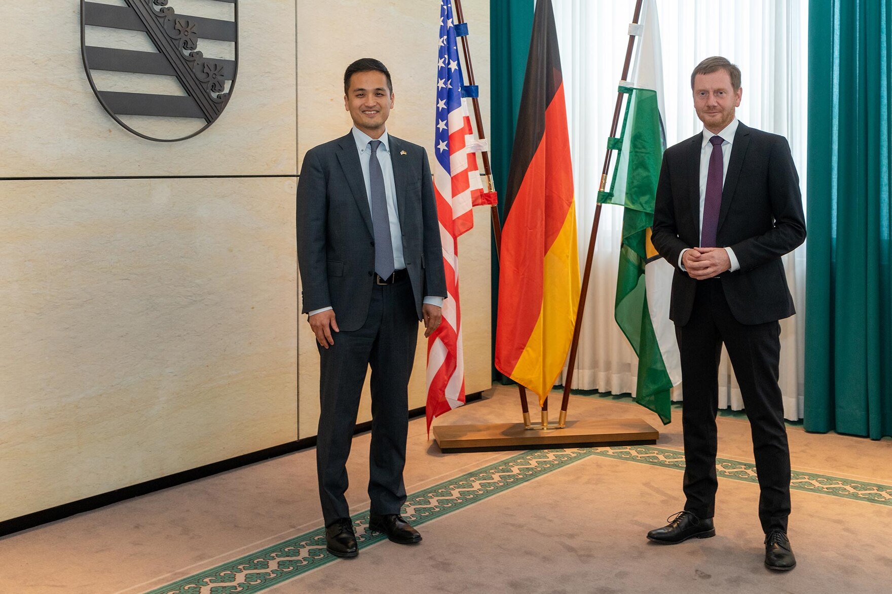 Das Bild zeigt US-Generalkonsul Ken Toko links und Ministerpräsident Michael Kretschmer rechts.
