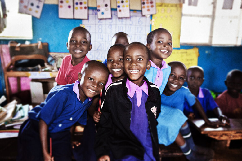 Kinder sitzen in einem Klassenzimmer