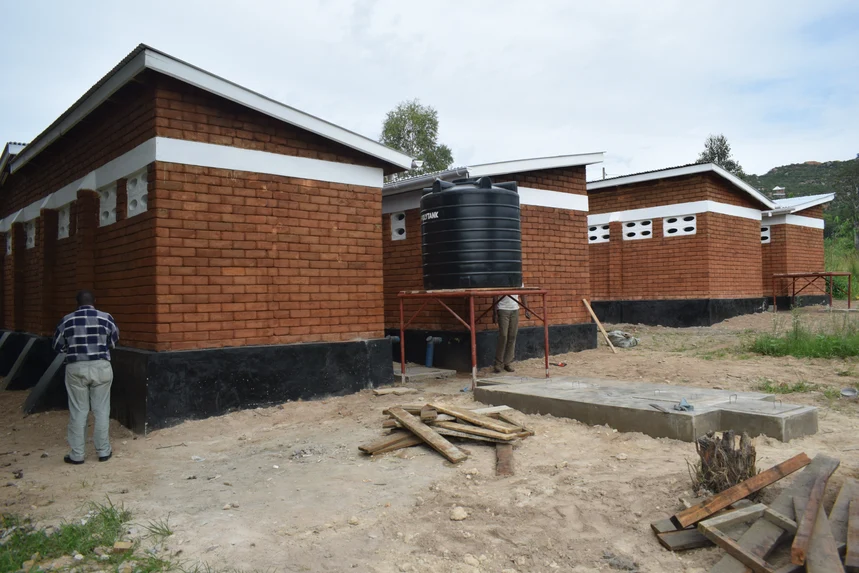 Die Wassertanks werden an die fertig gebauten Toilettenanlagen angeschlossen