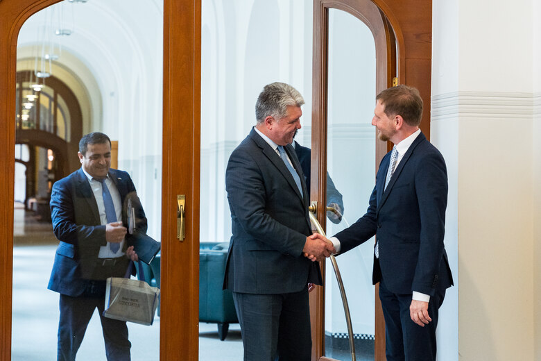 Zwei Männer schütteln sich ihre Hände.