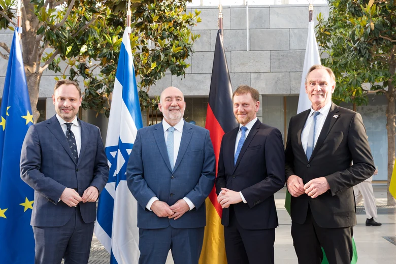Vier Männer posieren für ein Gruppenfoto