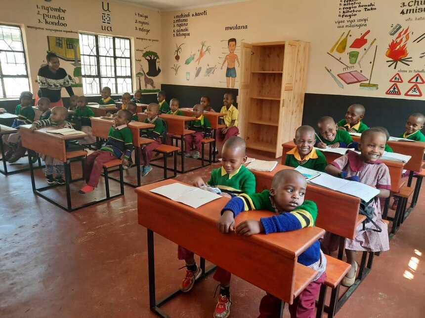 Kinder sitzen in einem Klassenzimmer