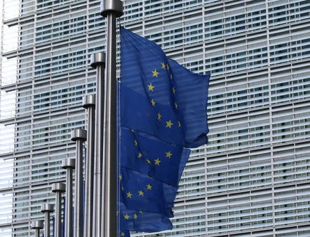 Europaflaggen wehen im Wind.
