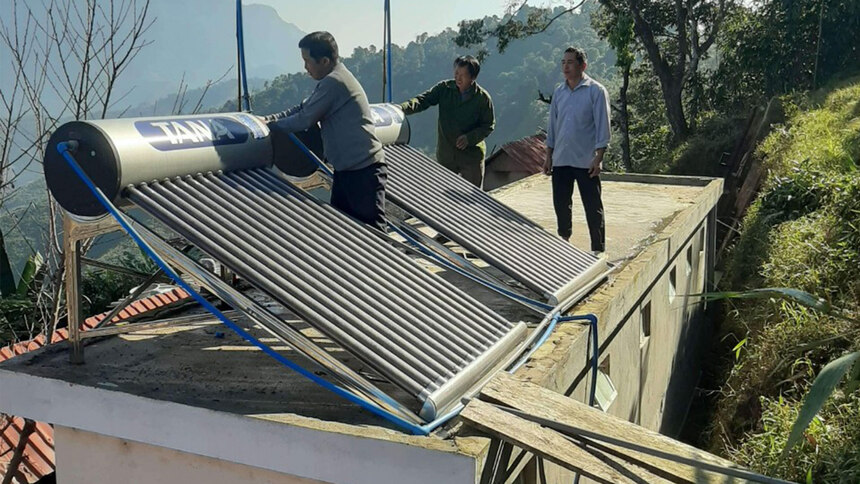 Foto der Solarthermischen Warmwassererzeugung auf dem Dach des Sanitärtraktes