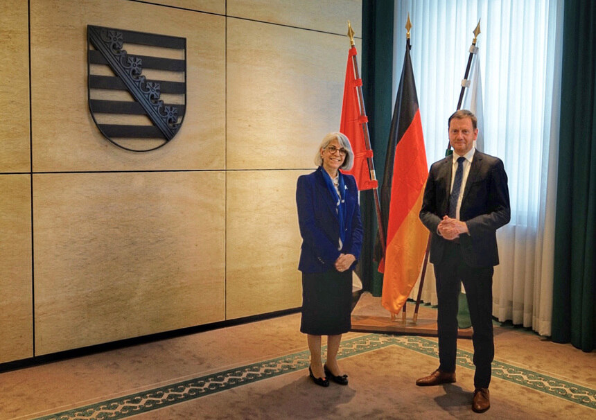 Das Bild zeigt Ministerpräsident Michael Kretschmer mit der Botschafterin der Vereinigten Arabischen Emirate, Frau Hafsa Abdulla al Ulama. 