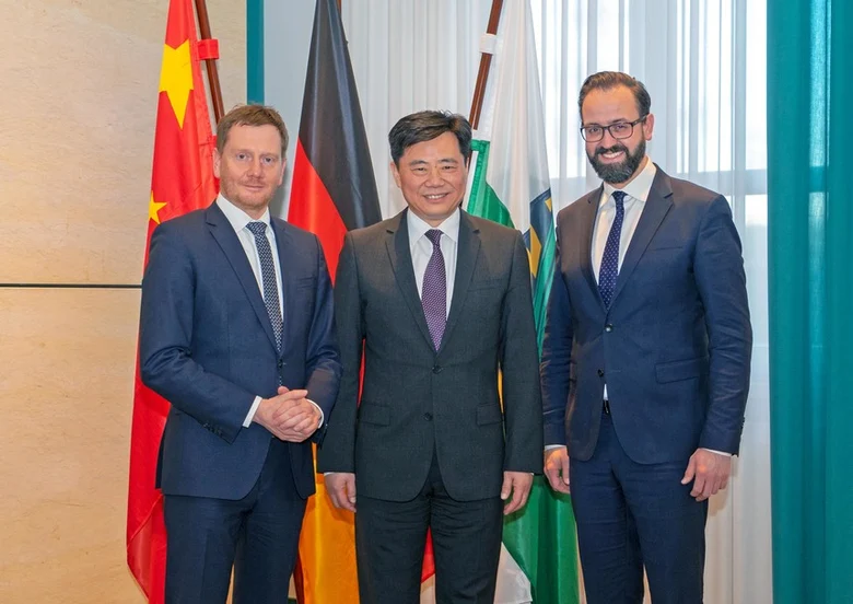 Ministerpräsident Michael Kretschmer und Staatsminister für Wissenschaft, Kultur und Tourismus, Sebastian Gemkow, empfangen den Botschafter der Volksrepublik China, Wu Ken, in der Wappengalerie der Staatskanzlei. 