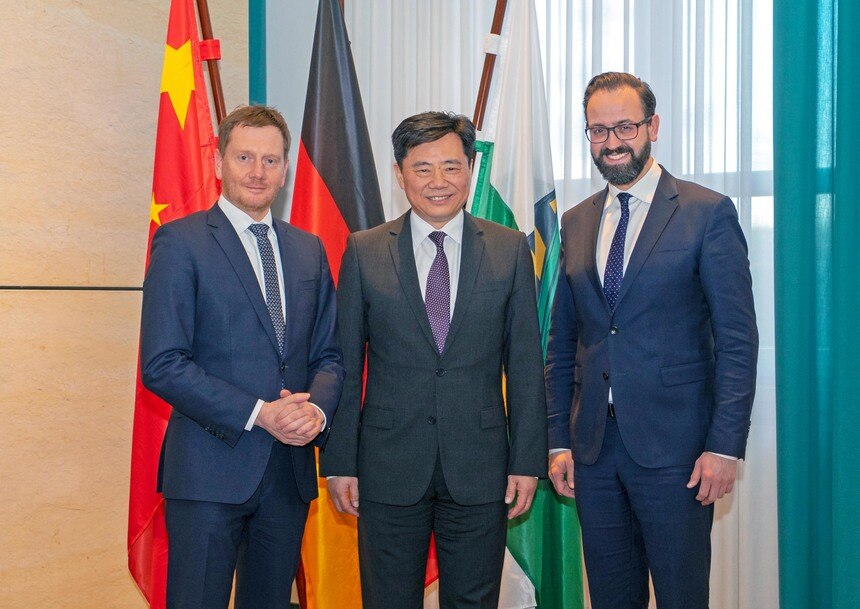 Ministerpräsident Michael Kretschmer und Staatsminister für Wissenschaft, Kultur und Tourismus, Sebastian Gemkow, empfangen den Botschafter der Volksrepublik China, Wu Ken, in der Wappengalerie der Staatskanzlei. 