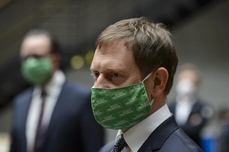 Das Bild zeigt Ministerpräsident Michael Kretschmer und Wissenschaftsminister Sebastian Gemkow beim Besuch des Leipziger Fraunhofer-Instituts.